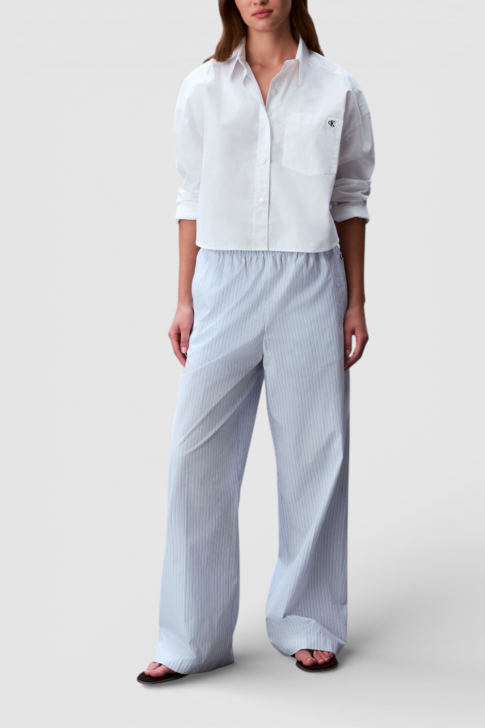 תמונת כל הלוק של מכנסי פופלין פסים